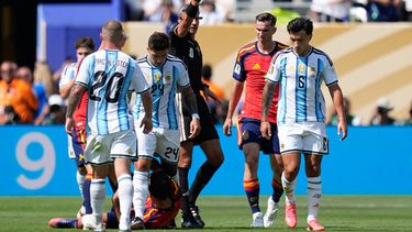 El árbitro esloveno Slavko Vincic muestra una tarjeta amarilla a Lisandro Martínez, de Argentina, durante la final mundialista ante España en East Rutherford, Nueva Jersey, el domingo 19 de julio de 2026 (AP Foto/Ashley Landis)