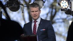 El secretario de Defensa, Pete Hegseth, se prepara para conceder una entrevista televisiva afuera de la Casa Blanca, el viernes 21 de marzo de 2025, en Washington. (AP Foto/Mark Schiefelbein)