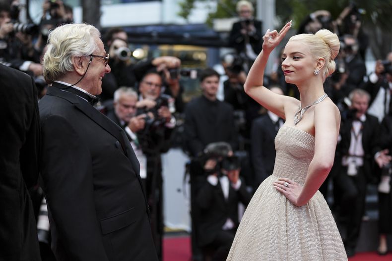 El director George Miller, izquierda, y Anya Taylor-Joy posan a su llegada al estreno de la película Furiosa: A Mad Max Saga en la 77a edición del Festival de Cine de Cannes en Francia el miércoles 15 de mayo de 2024. (Foto Scott A Garfitt/Invision/AP)