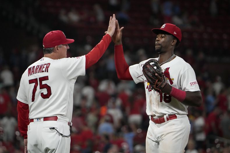 Jordan Walker de los Cardenales de San Luis celebra con el entrenador de tercera base Ron Pop Warner la victoria ante los Marlins de Miami el lunes 17 de julio del 2023. (AP Foto/Jeff Roberson)