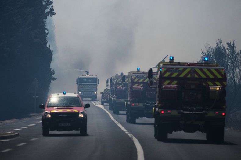 Bomberos acuden a sofocar un incendio en Ille-sur-Têt, en el sur de Francia, el 6 de julio del 2026. (AP foto/Thibault Camus)