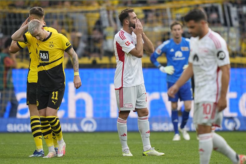 Lucas Tousart del Unión de Berlín reacciona tras un autogol de su equipo en el encuentro ante el Borussia Dortmund en la Bundesliga el sábado 7 de octubre del 2023. (AP Foto/Martin Meissner)