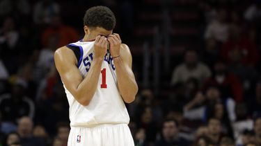 americateve | Michael Carter-Williams, de los 76ers de Filadelfia, se seca el sudor con la camiseta durante el encuentro del s&aacute;bado 29 de noviembre de 2014, frente a los Mavericks de Dallas (AP Foto/Matt Slocum)