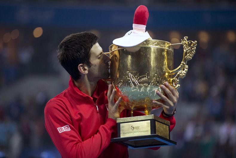 El serbio Novak Djokovic besa el trofeo despu&eacute;s de derrotar al espa&ntilde;ol Rafael Nadal en la final del Abierto de China en Beijing, el domingo 6 de octubre de 2013. Djokovic venci&oacute; a Nadal 6-3, 6-4. (Foto AP/Andy Wong)