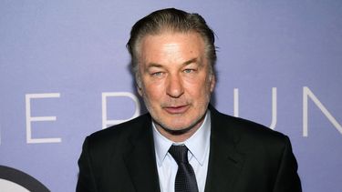 ARCHIVO - Alec Baldwin asiste a la gala anual de la Compañía de Teatro Roundabout en Ziegfeld Ballroom el 6 de marzo de 2023, en Nueva York. Las autoridades tributarias de Nuevo México negaron en abril una solicitud de incentivos fiscales por valor de hasta 1,6 millones a Rust Movie Productions, según documentos obtenidos por The Associated Press. (Foto Charles Sykes/Invision/AP, archivo)