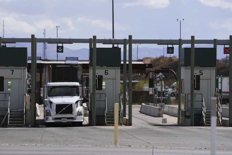 Un camión se detiene a la salida del puerto de entrada comercial del lado mexicano de la frontera entre Estados Unidos y México, el viernes 4 de abril de 2025, en Nogales, Arizona. (AP Foto/Ross D. Franklin)