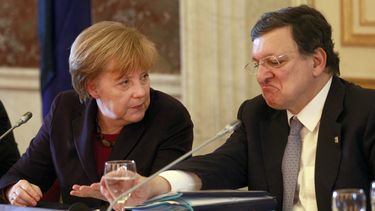 americateve | La canciller alemana Angela Merkel, izquierda, con el presidente de la Comisi&oacute;n Europea Jos&eacute; Manuel Barroso en Bruselas el jueves, 20 de marzo del 2014 para tratar de la crisis de Crimea.  (Foto AP/Yves Logghe)