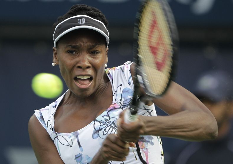 La estadounidense Venus Williams devuelve una pelota ante Ana Ivanovic en el torneo de Dubai el mi&eacute;rcoles, 19 de febrero de 2014, en Dubai. (AP Photo/Kamran Jebreili)