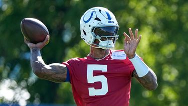El quarterback de los Colts de Indianápolis, Anthony Richardson Sr. (5), hace un lanzamiento durante la práctica en el campamento de entrenamiento del equipo de fútbol americano en Westfield, Indiana, el jueves 30 de julio de 2026. (Foto AP/Michael Conroy)