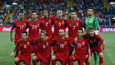 americateve | En esta foto del 13 de junio de 2012, la selecci&oacute;n de Portugal posa antes de un partido de la Eurocopa, frente a Holanda, en Jarkiv, Ucrania. Cristiano Ronaldo dijo el jueves 5 de diciembre que prefiere la condici&oacute;n de Portugal, no contempla