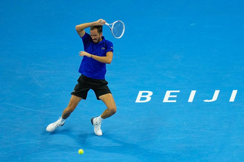 El ruso Daniil Medvedev regresa la bola al serbio Novak Djokovic en el encuentro de semifinales del Abierto de China el lunes 5 de octubre del 2026. (AP Foto/Achmad Ibrahim)