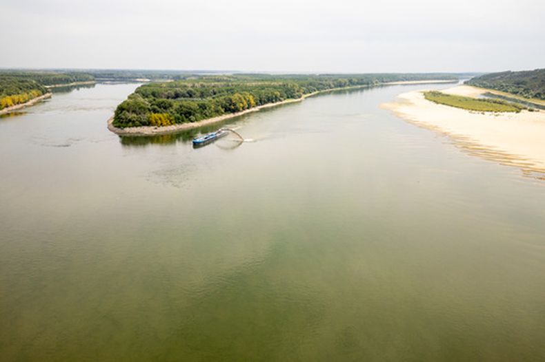 El río Danubio tras el hundimiento de barcazas a fin de llevar agua a la central nuclear Cernavoda, en Izvoarele, Rumania, el 3 de agosto del 2026. (AP foto/ Vadim Ghirda)