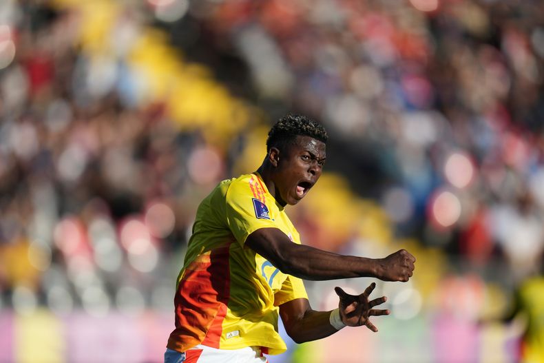 Neyser Villarreal, de la selección de Colombia, festeja tras anotar ante España en los cuartos de final del Mundial sub20, el sábado 11 de octubre de 2025 en Talca, Chile (AP Foto/Andre Penner)