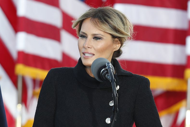 ARCHIVO - La entonces primera dama Melania Trump habla a un pequeño grupo de simpatizantes mientras el presidente Donald Trump observa en la Base Andrews de la Fuerza Aérea, Maryland, el 20 de enero de 2021. (AP Foto/Luis M. Alvarez, Archvo)