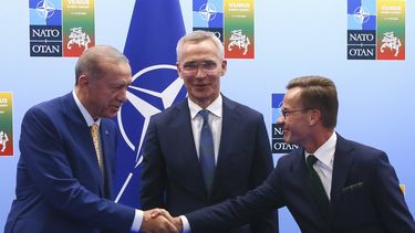 El presidente de Turquía, Recep Tayyip Erdogan, a la izquierda, le da la mano al primer ministro de Suecia, Ulf Kristersson, a la derecha, mientras el secretario general de la OTAN, Jens Stoltenberg, observa antes de una reunión previa a la cumbre de la OTAN en Vilna, Lituania, el 10 de julio de 2023. (Yves Herman, pool vía AP)