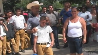 americateve | Un joven productor de leche caprina del municipio cienfueguero de Santa Isabel de las Lajas recibió Termo con 60 dosis de semen caprino enviado por dictador Fidel Castro Ruz.
