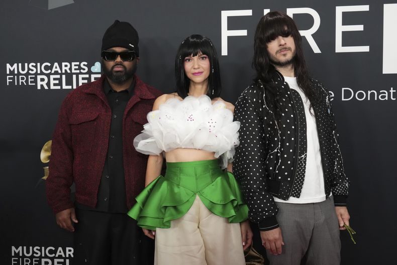Donald Johnson Jr., de izquierda a derecha, Laura Lee, y Mark Speer de Khrunangbin llegan a la 67ª entrega anual de los Grammy el domingo 2 de febrero de 2025 en Los Ángeles. (Foto Jordan Strauss/Invision/AP)