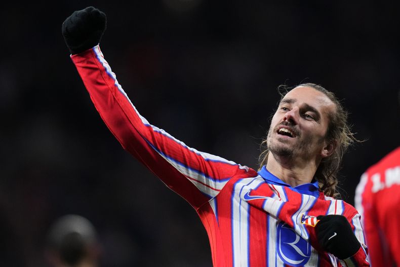 El francés Antoine Griezmann, del Atlético de Madrid, festeja luego de anotar ante el Slovan de Bratislava en un partido de la Liga de Campeones, disputado el miércoles 11 de diciembre de 2024 (AP Foto/Manu Fernández)