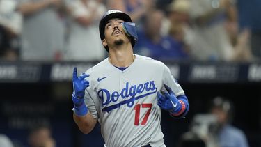 El cubano Miguel Vargas, de los Dodgers de Los Ángeles, festeja tras conectar un jonrón en el duelo ante los Rays de Tampa Bay, el sábado 27 de mayo de 2023 (AP Foto/Chris OMeara)