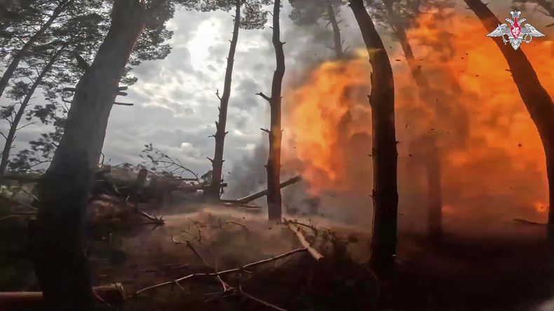 En esta imagen tomada de un video distribuido por el servicio de prensa del Ministerio ruso de Defensa el domingo 27 de abril de 2025, un obús de 152 milímetros Giatsint-B del Ejército ruso dispara hacia posiciones ucranianas en Jersón, Ucrania. (Servicio de prensa del Ministerio ruso de Defensa via AP)