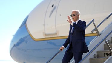 El presidente de Estados Unidos, Joe Biden, a su llegada al aeropuerto internacional John F. Kennedy, en Nueva York, el 7 de febrero de 2024. (AP Foto/Andrew Harnik)