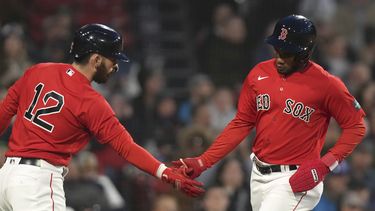 Pablo Reyes, derecha, de Medias Rojas de Boston, es felicitado en el plato por Connor Wong (12) después de que Reyes anotara carrera con un sencillo de Jarren Duran en contra de los Marineros de Seattle durante la segunda entrada del juego de béisbol, el miércoles 17 de mayo de 2023, en Boston. (AP Foto/Steven Senne)
