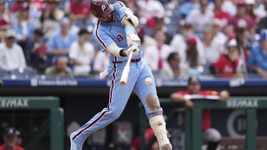 Nick Castellanos de los Filis de Filadelfia batea un sencillo frente al pitcher de los Bravos de Atlanta Daysbel Hernández en la octava entrada del encuentro del jueves 29 de mayo del 2025. (AP Foto/Matt Slocum)