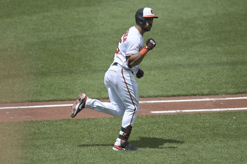 Anthony Santander de los Orioles de Baltimore reacciona tras batear un jonrón de dos carreras ante los Marineros de Seattle, el domingo 25 de junio de 2023, en Baltimore. (AP Foto/Tommy Gilligan)