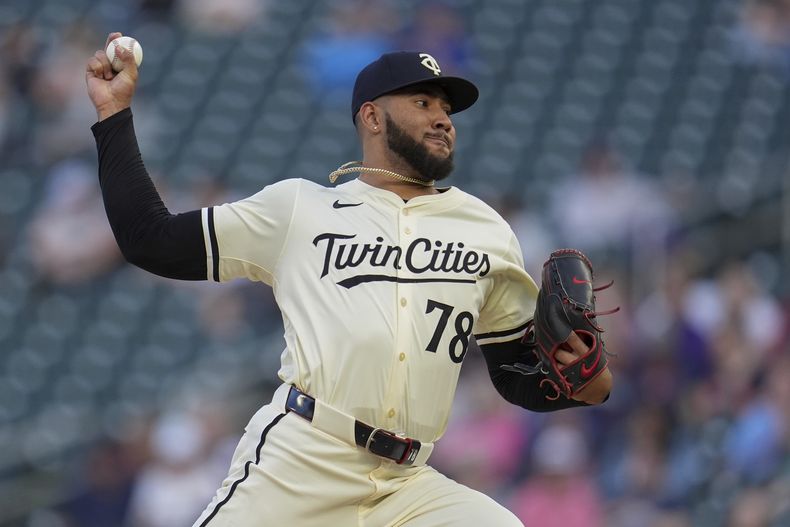 El abridor de los Mellizos de Minnesota Simeon Woods Richardson lanza durante la cuarta entrada del juego de béisbol ante los Marineros de Seattle, el lunes 6 de mayo de 2024 en Mineápolis. (AP Foto/Abbie Parr)