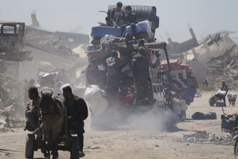 Palestinos desplazados con sus pertenencias viajan de Beit Hanoun a Jabaliya, al día siguiente de la nueva ofensiva israelí en la Franja de Gaza, el miércoles 19 d marzo de 2025. (AP Foto/Jehad Alshrafi)