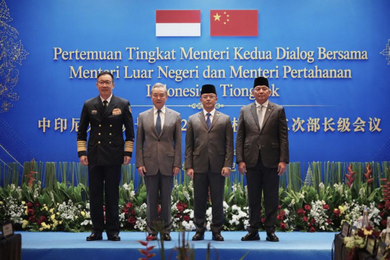 De izquierda a derecha, el ministro de Defensa de China, Dong Jun; el ministro de Relaciones Exteriores de China, Wang Yi; el ministro de Relaciones Exteriores de Indonesia, Sugiono; y el ministro de Defensa de Indonesia, Sjafrie Sjamsoeddin, posan para una foto de grupo durante su reunión en Yakarta, Indonesia, el viernes 21 de agosto de 2026. (Foto AP/Tatan Syuflana)