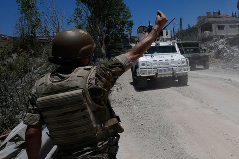 Un soldado libanés frente a un vehículo de la ONU cerca de la aldea de Dibin en el Líbano el 5 de junio del 2026. (AP foto/Hussein Malla)