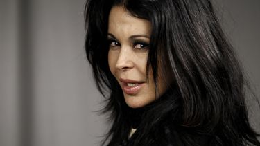 americateve | En esta foto del 7 de julio del 2010, la actriz cubana-venezolana Mar&iacute;a Conchita Alonso posa para un retrato en Los Angeles. Las autoridades venezolanas anunciaron el mi&eacute;rcoles 17 de septiembre del 2014 que iniciaron los tr&aacute;mites para
