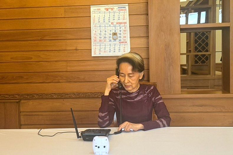 En la imagen, publicada por la Oficina del Portavoz del Presidente de Myanmar el jueves 22 de octubre de 2026, la líder depuesta del país, Aung San Suu Kyi, habla por teléfono con su hijo Kim Aris, en Naipyidó, Myanmar. (Oficina del Portavoz del Presidente de Myanmar vía AP)