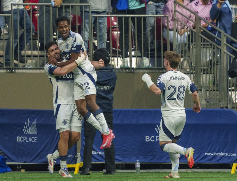 Brian White de los Vancouver Whitecaps celebra con Ali Ahmed y Tat Johnson tras anotar en el encuentro de ida de las semifinales de la Copa de Campeones de la CONCACAF el jueves 24 de abril del 2025. (Christopher Morris/The Canadian Press via AP)