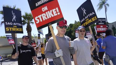 El actor Bob Odenkirk, centro, con un letrero durante una protesta fuera de los estudios Paramount el miércoles 19 de julio de 2023, en Los Angeles. (Foto AP/Chris Pizzello)
