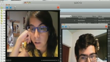 americateve | ¿El amor de lejos es de tontos? No necesariamente. Según algunos cálculos, hasta el 75% de estudiantes universitarios estadounidenses ha estado en una relación de larga distancia en algún momento, y aproximadamente entre el 25% y 50% de ellos actualmente