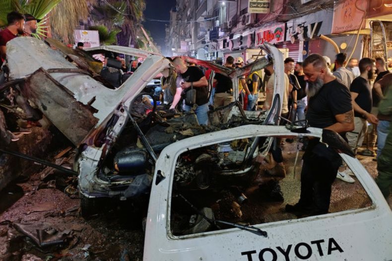 Personal de seguridad sirio inspecciona vehículos dañados en la escena de una explosión en el suburbio de Jaramana, donde hay una enorme comunidad drusa, en Damasco, Siria, el 6 de agosto de 2026. (AP Foto/Abdulrahman Shaheen)