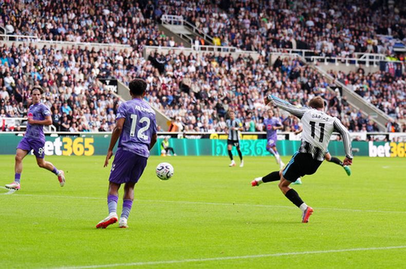 El delantero del Newcastle United, Harvey Barnes, marca el primer gol de su equipo durante el partido de fútbol de la Liga Premier de Inglaterra entre el Newcastle United y el Bournemouth, en St James Park, Newcastle upon Tyne, Inglaterra, el sábado 5 de septiembre de 2026. (Owen Humphreys/PA vía AP)