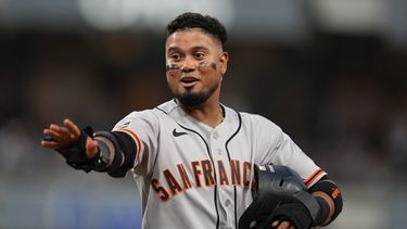 Luis Arráez de los Gigantes de San Francisco tras recibir un pelotazo en el juego contra los Padres de San Diego, el jueves 30 de julio de 2026, en San Diego. (AP Foto/Gregory Bull)
