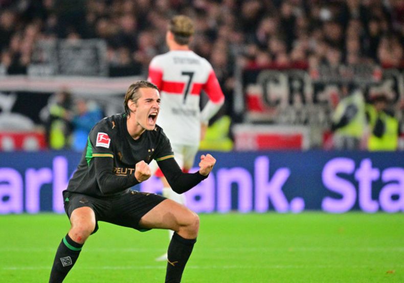 Florian Neuhaus, del Borussia Mönchengladbach, festeja la victoria sobre Stuttgart en la Bundesliga, el viernes 23 de octubre de 2026 (Jan-Philipp Strobel/dpa via AP)