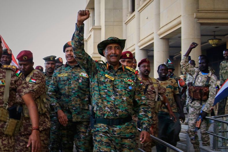 ARCHIVO - El jefe militar de Sudán, general Abdul Fatá Burhan, centro, es recibido por tropas a su llegada al Palacio Republicano, recientemente recuperado del control del grupo paramilitar Fuerzas de Apoyo Rápido (FAR), en Jartum, Sudán, el 26 de marzo de 2025. (Foto AP/Archivo)
