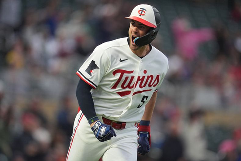 Ryan Kreidler (5), de los Mellizos de Minnesota, celebra después de conectar jonrón solitario durante la segunda entrada del juego de béisbol de Grandes Ligas ante los Medias Rojas de Boston, el lunes 13 de abril de 2026, en Minneapolis. (AP Foto/Abbie Parr)