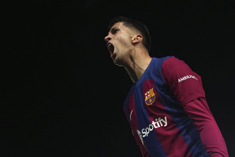 Joao Cancelo celebra tras anotar el segundo gol del Barcelona ante Napoli en el partido de vuelta de los octavos de final de la Liga de Campeones, el martes 12 de marzo de 2024, en Barcelona. (AP Foto/Emilio Morenatti)