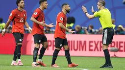 El delantero egipcio Mohamed Salah (10) reclama al árbitro francés Francois Letexier durante el partido contra Argentina en los octavos de final del Mundial, el martes 7 de julio de 2026, en Atlanta. (AP Foto/Erik S. Lesser) El delantero egipcio Mohamed Salah (10) reclama al árbitro francés Francois Letexier durante el partido contra Argentina en los octavos de final del Mundial, el martes 7 de julio de 2026, en Atlanta. (AP Foto/Erik S. Lesser)