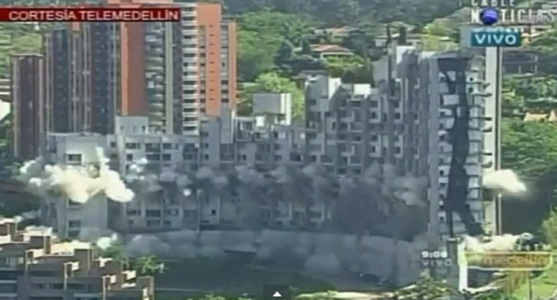 Hace un año, parte del complejo residencial se derrumbó en Colombia por fallas estructurales y mató a 12 personas. La demolición duró 6 segundos