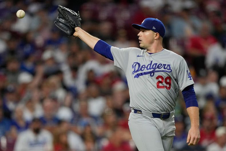 El lanzador de los Dodgers de Los Ángeles, Tarik Skubal, recibe un tiro durante la quinta entrada de un partido de béisbol contra los Reds de Cincinnati, el lunes 14 de septiembre de 2026, en Cincinnati. (Foto AP/Carolyn Kaster)