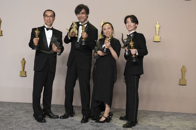 ARCHIVO - Masaki Takahashi, de izquierda a derecha, Takashi Yamazaki, Kiyoko Shibuya, y Tatsuji Nojima posan en la sala de prensa con el premio a mejores efectis visuales por Godzilla Minus One en los Oscar el 10 de marzo de 2024, en el Teatro Dolby en Los Ángeles. Una creación japonesa que llamó la atención en la alfombra roja de los Oscar no era una película, sino los zapatos que parecían atrapados en la garra de Godzilla, obra de Ryosuke Matsui. (Foto Jordan Strauss/Invision/AP, archivo)