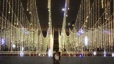 Tras año de apagones, luces navideñas brillan en Venezuela