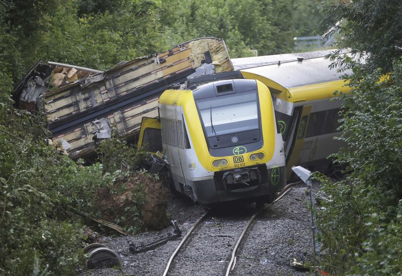 Vagones de un tren descarrilado de pasajeros se ven en una línea ferroviaria cerca de Riedlingen, Alemania, el lunes 28 de julio de 2025. (Thomas Warnack/dpa via AP)